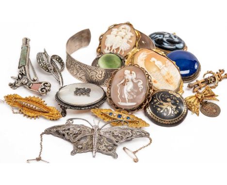 ASSORTED JEWELLERY, incl. 2x. 9ct gold bar brooches and a 15ct example (tot wt. 11.6g), tortoiseshell and pique work brooch, 