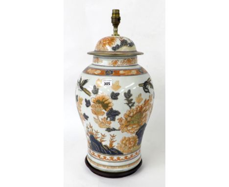 Chinese style porcelain table lamp in the form of an Imari pattern lidded ginger jar, upon wooden stand, the jar 19" high