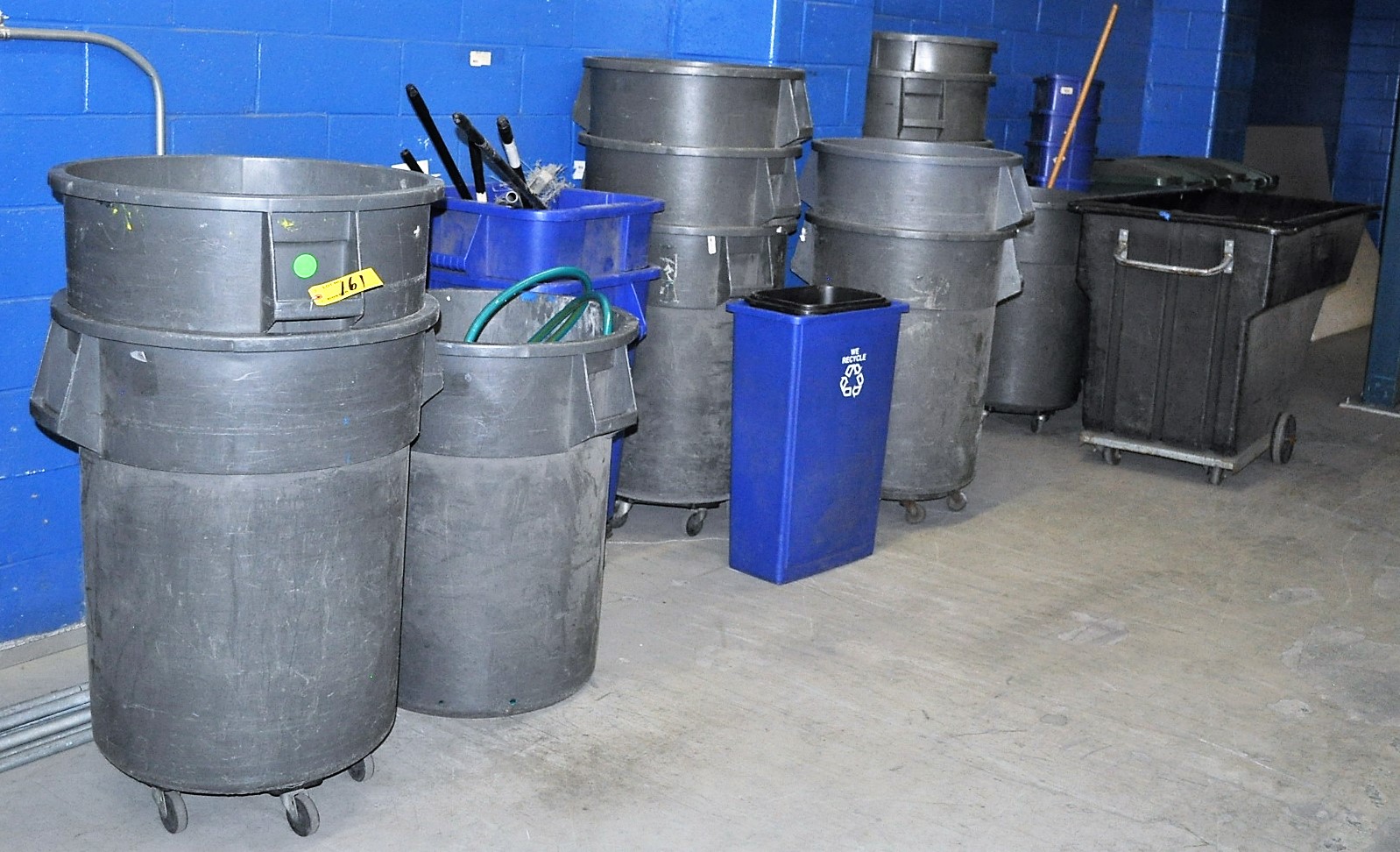 LOT OF GARBAGE PAILS