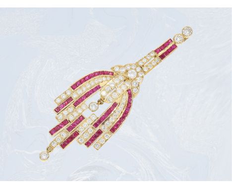 Anhänger: sehr dekorativer Anhänger mit reichem Brillant- und Rubinbesatz, insgesamt ca. 4,86ct, 18K Gelbgold: Ca. 72 x 23,5m