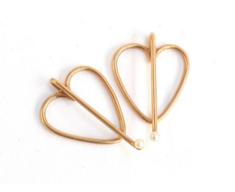 A pair of 14ct gold and seed pearl heart shaped collar points, approx. 2.3g 