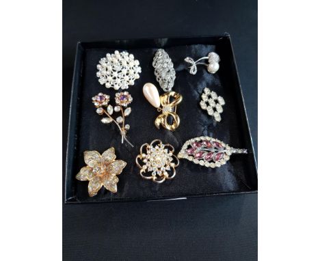 SELECTION OF VINTAGE BROOCHES (IN BOX)