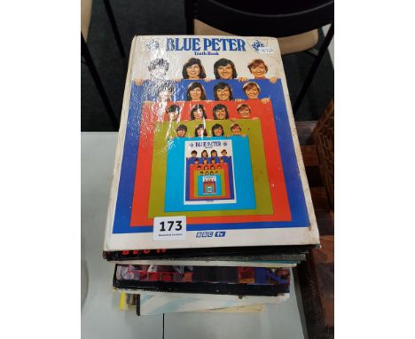 QUANTITY OF VINTAGE ANNUALS
