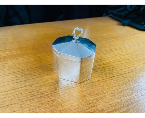 A SILVER TEA CADDY BY STOKES AND IRELAND LTD, OF OCTAGONAL FORM WITH HEART SHAPED SCROLL HANDLE TO THE COVER AND WITH PARCEL-