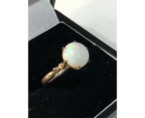 9ct gold opal ring 1.8g 