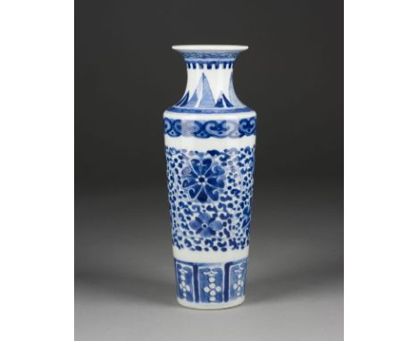 EINE BLAU-WEISSE VASE MIT LOTUSDARSTELLUNG China, 19./20. Jahrhundert Porzellan. H. 25.2 cm. Mit Marke "Daqing Kangxi Nianzhi