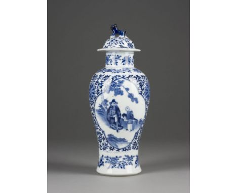 EINE BLAU-WEISSE DECKELVASE MIT FIGURENDARSTELLUNG China, späte Qing-Dynastie Porzellan. H. 31.5 cm. Mit der Marke "Kangxi Ni