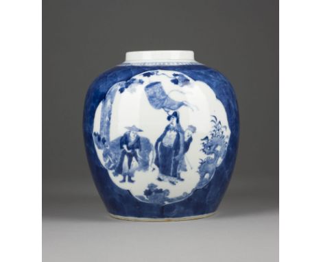 EIN BLAU-WEISSER TOPF MIT FIGURENDARSTELLUNG China, späte Qing-Dynastie Porzellan. H. 23 cm, D. ca. 21 cm. Der Topf ist mit z