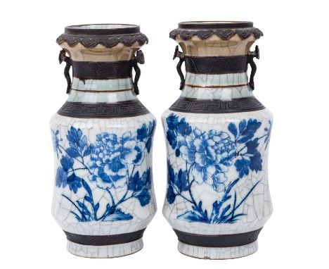 Paar ungewöhnliche Vasen. SÜDOSTASIEN, 19. Jh. Graue Krakeleeglasur und blaue Blumenmalerei. Der Hals ist umlaufend farblich 