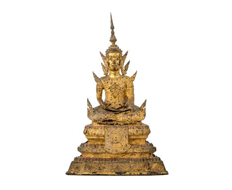 Buddha im Fürstenschmuck. THAILAND, Rattanakosin, 19. Jh. Der Buddha sitzt auf einem dreistufigen Sockel, die Hände sind über