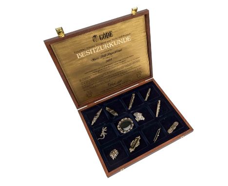 Konvolut Markasitschmuck, Ende 19. Jh./ Anfang 20. Jh., 12 Stück, in Silber gefasst, mit Markasiten besetzt und teilweise mit