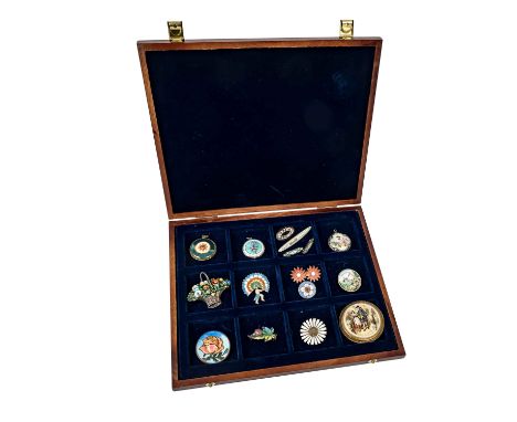 Konvolut "Modeschmuck", 20. Jh., 16 Stück, in Silber und Metall gefasst und polychrom koloriert. Eine besonders farbenfrohe Z
