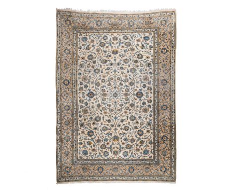 Orientteppich PERSIEN, 20. Jh., 370x265 cm. Das hellbeige Mittelfeld ist mit Spiralrankwerk durchgemustert. Die hellbraune Ha