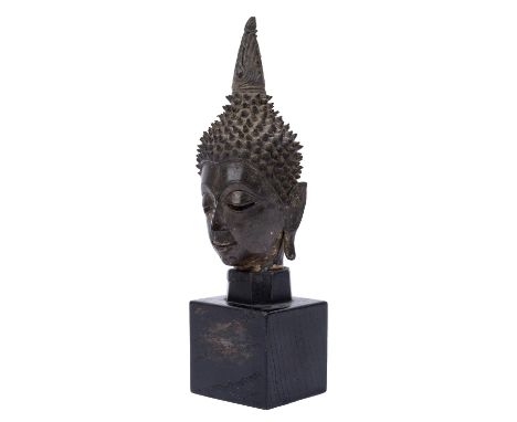 Buddhakopf aus Bronze. SIAM,  vermutlich 17./18. Jh. H: ca. 16,5 cm (22,5 cm mit Holzsockel), Altersspuren, besch.| Bronze Bu