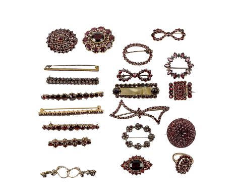 Konvolut Granatschmuck, 19. Jh. - Mitte 20. Jh., 22 Stück, Fassungen aus Silber, z.T. mit Vergoldung und Doublé. Einmal mit P