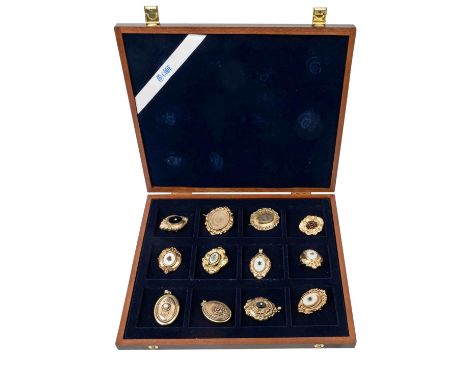 Konvolut Biedermeierschmuck, 1. Hälfte 19. Jh., 12-teilig, Doublé und Schaumgold, bestehend aus Anhängern, Medaillons und Bro