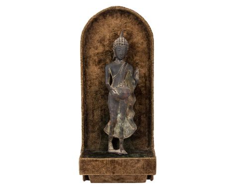 THAILAND "Schreitender Buddha" 19.Jh Bronze mit dunkler, teils grüner Ausgrabungspatina, auf einem quadratischen Sockel, die 