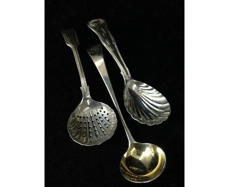 A small Georgian silver and gilt ladle together with a small silver sifter and caddy spoon (371 grams overall).