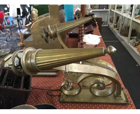 An Art Deco brass wall light.
(R4)