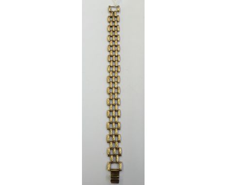 A 9 carat gold gate bracelet (19.8 grams).