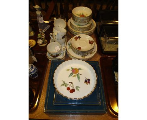 Royal Worcester Evesham China, 35 pieces 