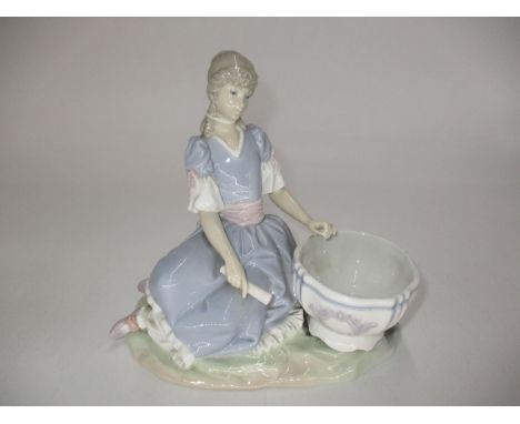 Lladro Figure of a Woman with a Basin, 19cm 