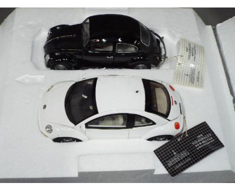 Franklin Mint - A 1:24 scale Limited Edition Volkswagen Collection 1967 &amp; 1998 Beetles by Franklin Mint. The models appea