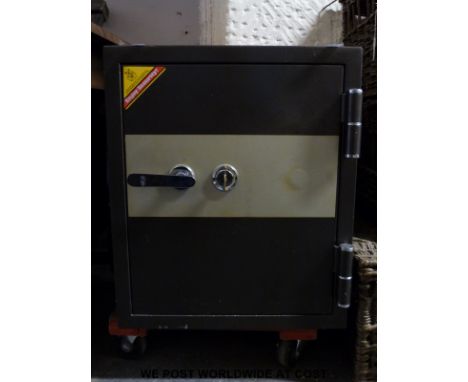 A small safe with key and shelf inside (W45cm) 