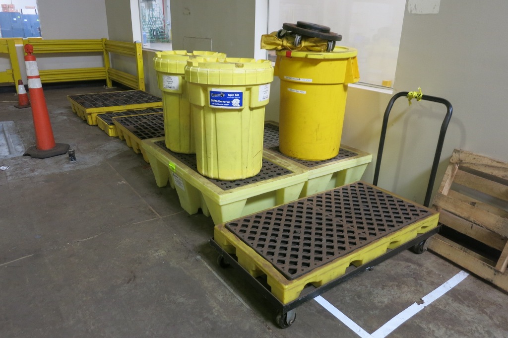 [Lot] Poly hazmat containers & containment pallets, (7) bins, (4) spill