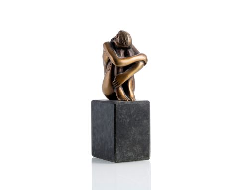 Bruni, BrunoGradara, geboren 1935H. 15,5  / 8,5 cmKleiner hockender Akt. Bronze, braun patiniert, auf Marmorsockel. Im Guss s