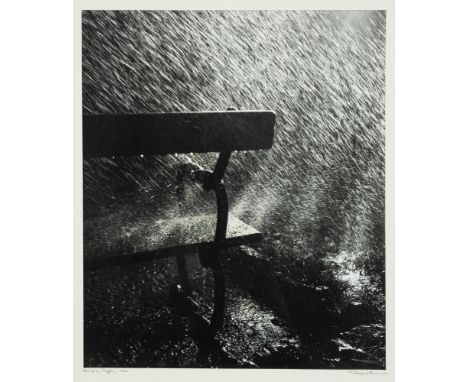 Häusser, RobertStuttgart, 1924 - Mannheim, 201358 x 48,5 cm, R."Bank im Regen", 1942. Silbergelatineabzug auf Fotopapier. In 