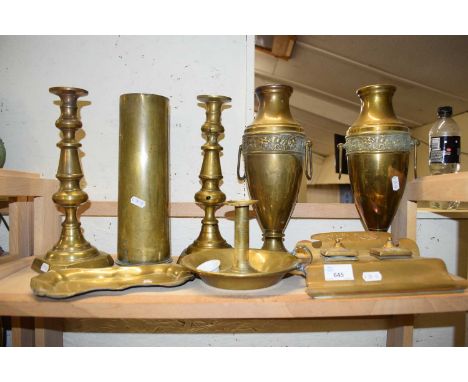 MIXED LOT: VARIOUS BRASS WARES TO INCLUDE SHELL CASE, CANDLESTICK, DESK STAND, VASES ETC