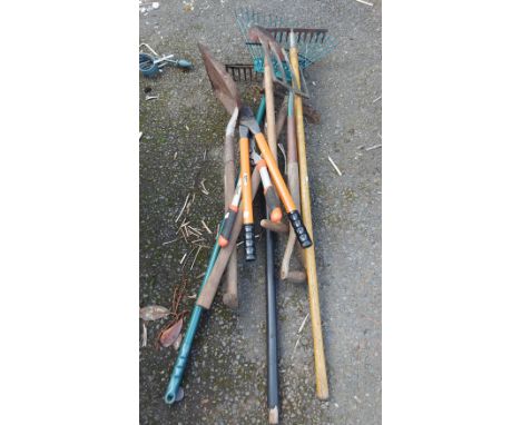 A quantity of garden tools
