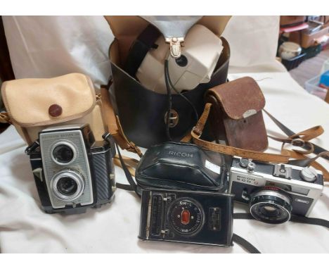 A small selection of vintage cameras including Kodak Vest camera, Polaroid land camera, etc.