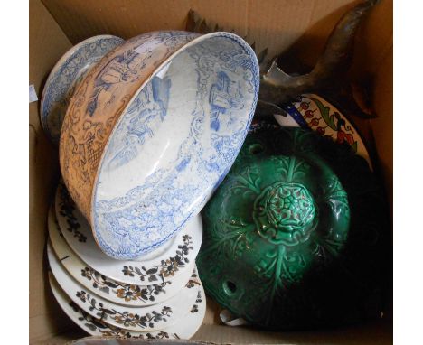 A box containing a quantity of assorted ceramic and other collectable items including four Chamberlain Worcester side plates 