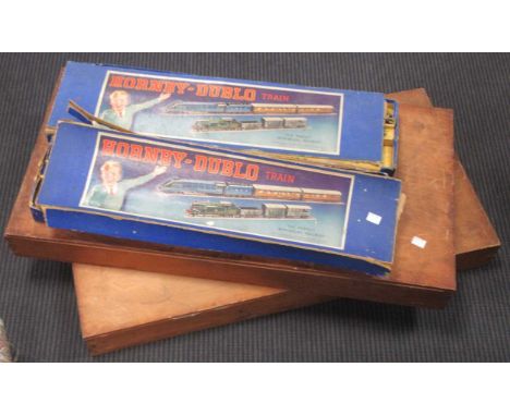 A collection of mainly OO gauge model railway, including a tank loco, carriages and wagonsSee images