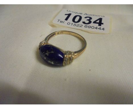 A Stylish lapis bar ended yellow gold ring, size T, 3.57 grams. 