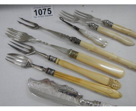 Six pickle forks, a cake slice and one other item (including five silver). 