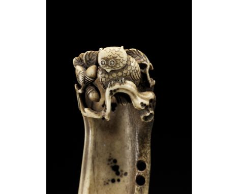 HAKUMIN: A FINE STAG ANTLER KISERUZUTSU WITH AN OWLBy Isshosai Hakumin, signed Isshosai 一照齋 with seal Hakumin 方印Japan, Tokyo,
