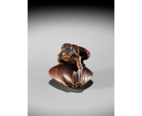 GYOKUZAN: A MASTERFUL MINIATURE WOOD NETSUKE OF A BLINDMAN BEING TRAPPED BY A CLAMBy Gyokuzan, signed Gyokuzan 玉山Japan, Edo (