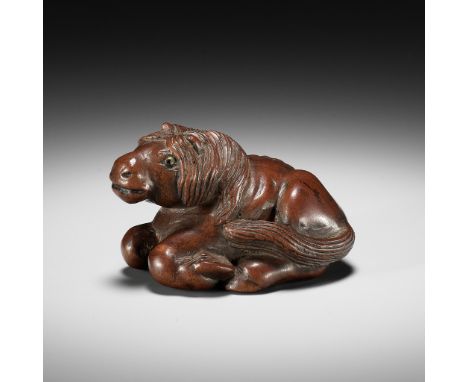MINKO: A SUPERB WOOD NETSUKE OF A RECUMBENT HORSEBy Tanaka Juntoku Minko (1735-1816), signed Minko 岷江 with kakihanJapan, Tsu,