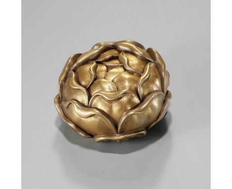 A FINE GOLD LACQUER NETSUKE OF A PEONY FLOWERUnsignedJapan, 19th century, Edo period (1615-1868)Of stunning gold kinji lacque