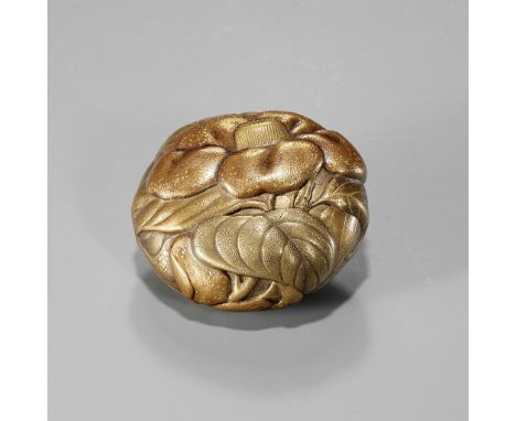 A FINE GOLD LACQUER NETSUKE DEPICTING CHERRY BLOSSOMSUnsignedJapan, 19th century, Edo period (1615-1868)A beautiful and dense