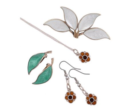
	
		DAVID ANDERSEN, A SMALL COLLECTION OF VINTAGE ENAMELLED JEWELLERY
		Comprising a four leaf shaped brooch with white enam