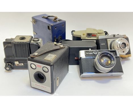 A quantity of vintage cameras including Kodak, Amica etc...(8)