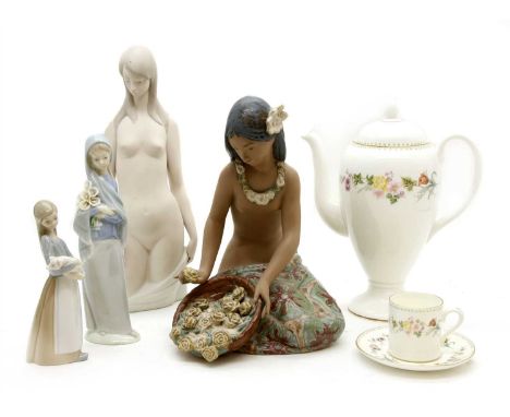 A collection of ceramics, to include Lladro figures, a Wedgwood 'Mirabelle' tea set, Royal Worcester, Doulton, Aynsley, and P