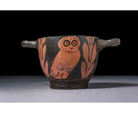 Ca. 450 BC.A wheel-thrown terracotta skyphos with horizontal handles and a ring base, decorated in the red-figure technique. 