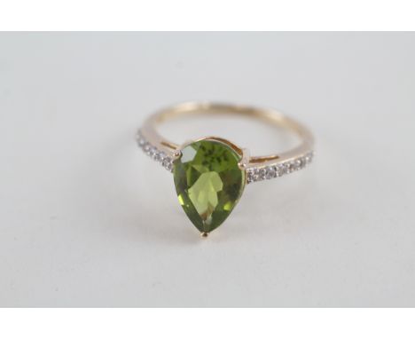 9ct gold pear cut peridot &amp; white gemstone accented ring (2.4g) 