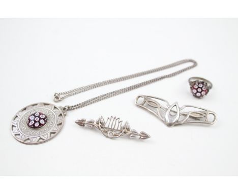 A collection of silver Celtic jewellery including Carrick (40g) 
