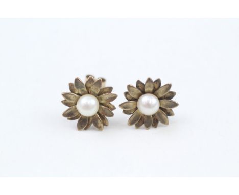 9ct gold vintage cultured pearl floral stud earring with scroll backs (1.9g) 